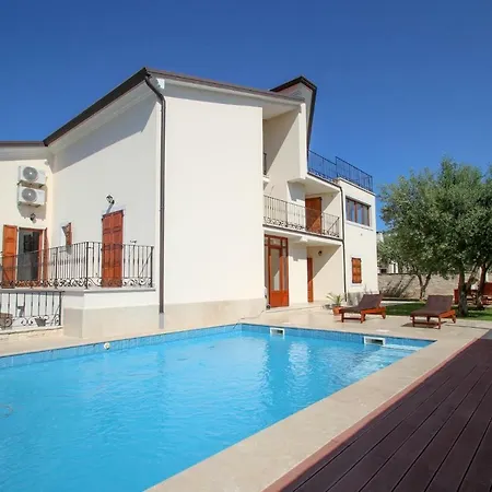 Casa Rafael 1 *